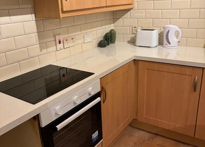 Excellent Location 2 R2 *