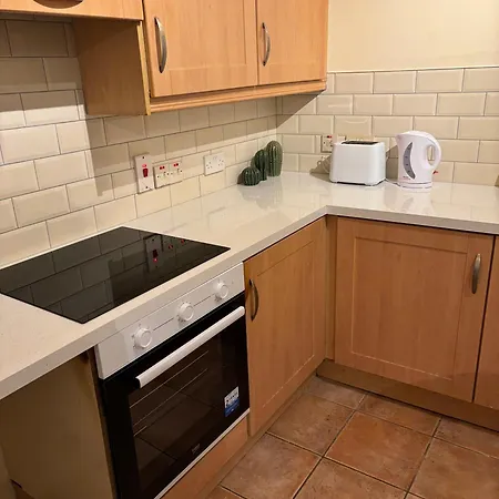 Excellent Location 2 R2 *