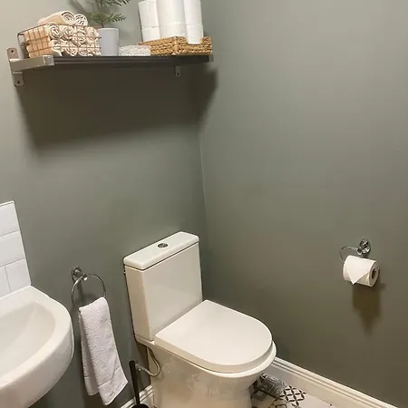 Excellent Location 2 R2