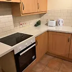 Excellent Location 2 R2 *