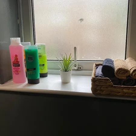 Excellent Location 2 R2 *