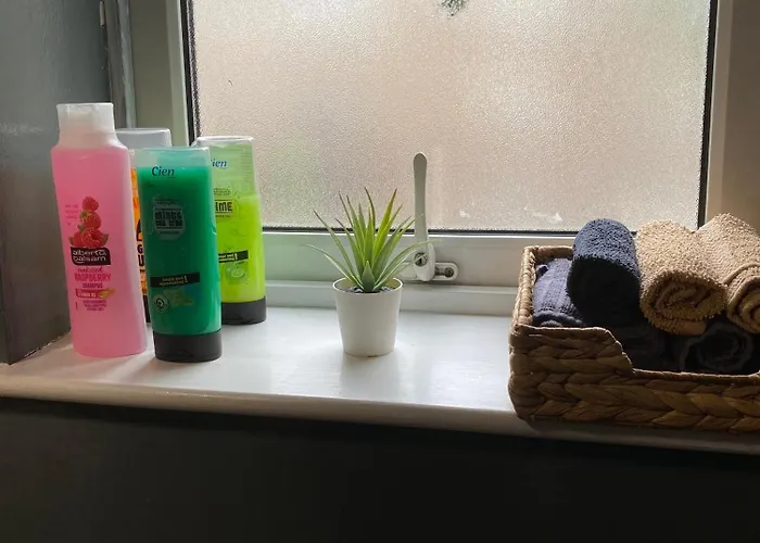 Excellent Location 2 R2 *